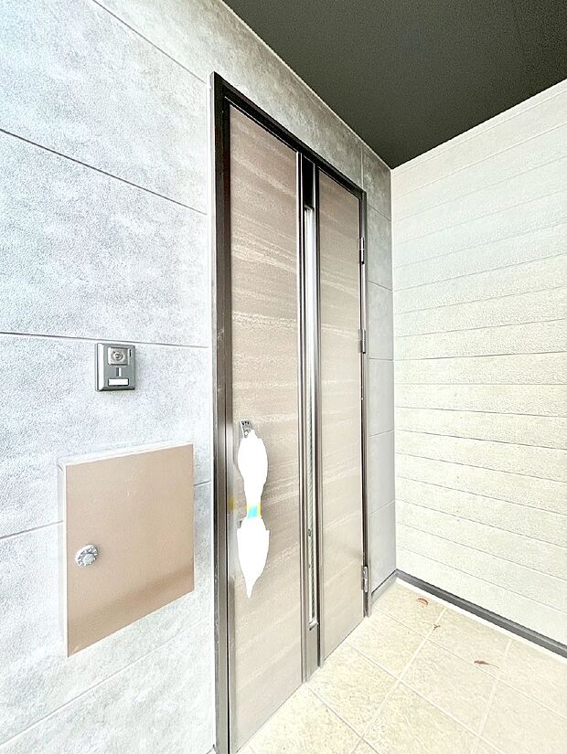 大切な家族、来客を出迎える玄関。