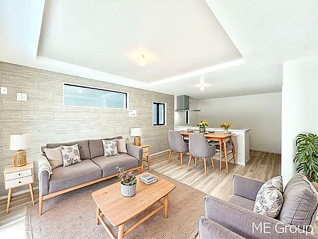 ご家族の賑やかな話し声で包まれる明るいリビング ※家具はCGです