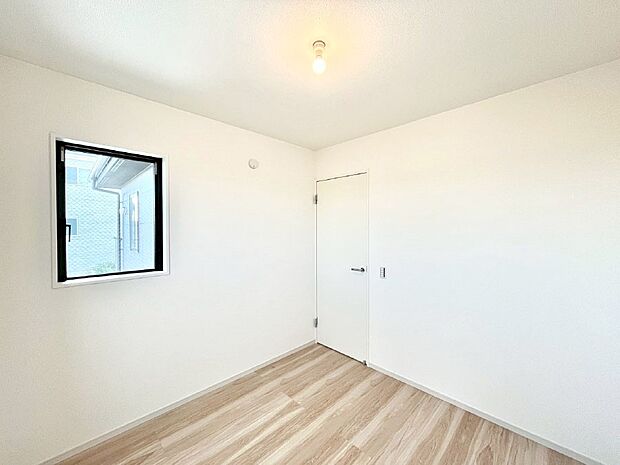 窓からのやさしい光が心地よいプライベートルーム