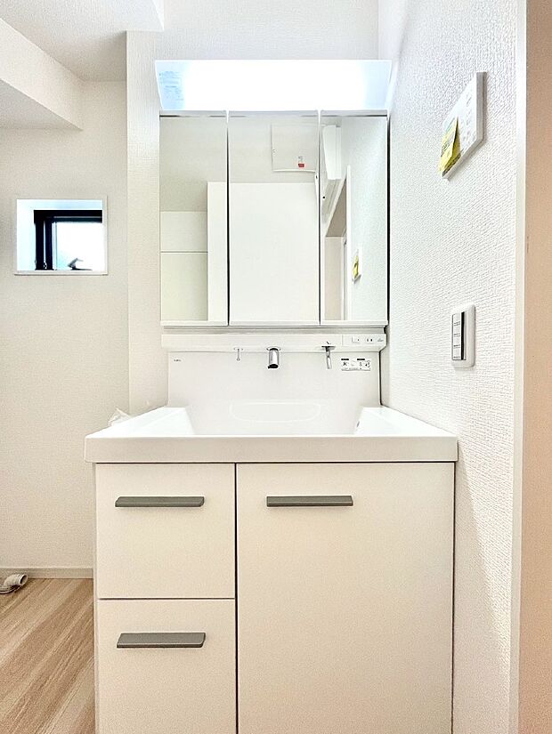 大きく見やすい三面鏡で清潔感ある洗面台は、身だしなみチェックや肌のお手入れにおすすめです。