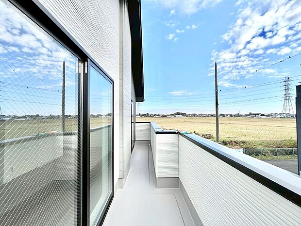 南向きのバルコニー!ご家族の洗濯物はもちろん、お布団もたっぷり干せます!