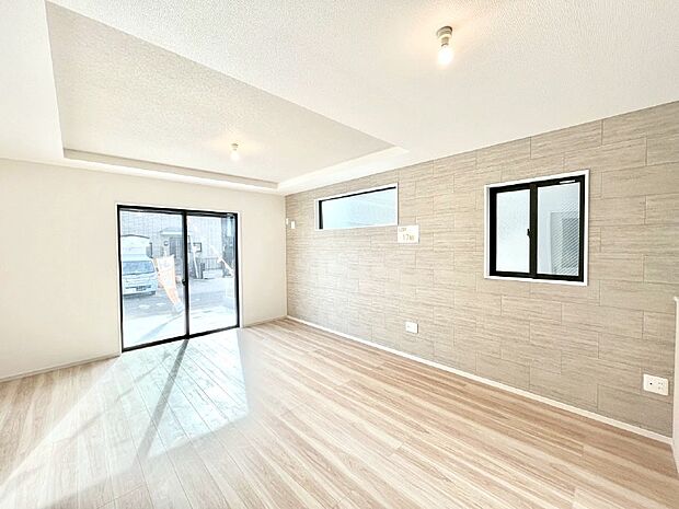 大きな窓からたっぷりの陽光と風を感じられるリビング  