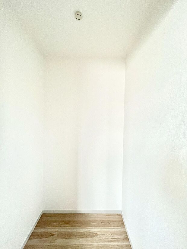 ウォークインクローゼット付きで生活空間を広く利用できます。