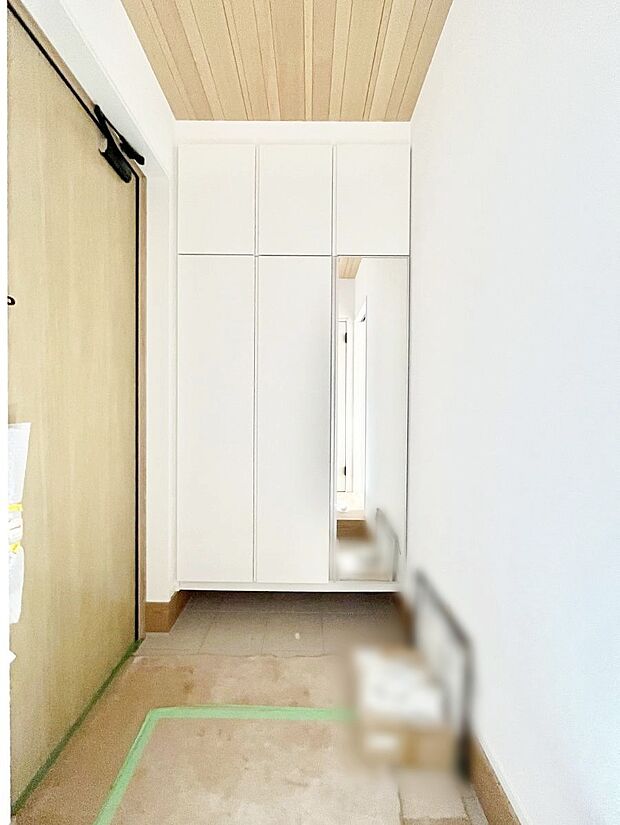 ミラー付きシューズボックスはお出かけ前の身だしなみチェックに便利