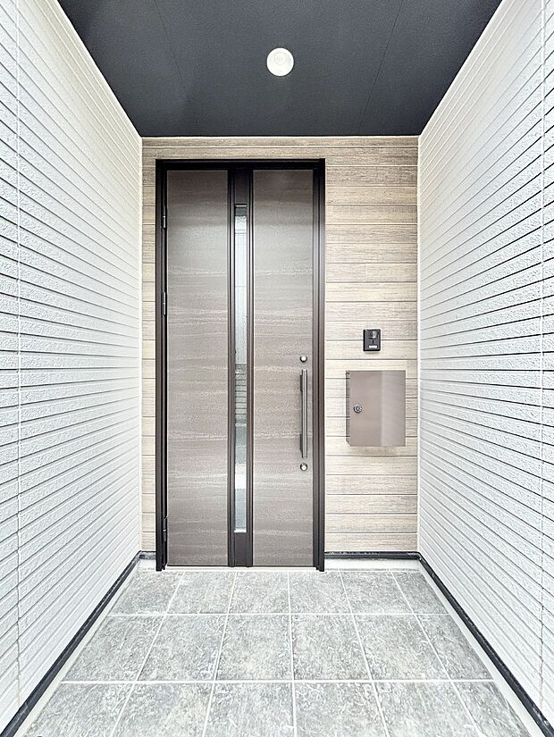 大切な家族、来客を出迎える玄関。