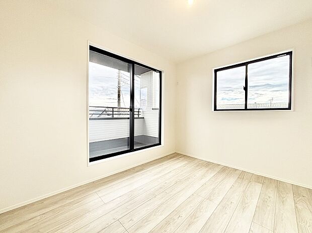 バルコニーが明るさと開放感を演出!朝スッキリと目覚められそうですね!