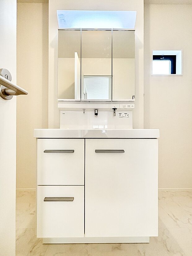 収納力と機能性に優れた洗面化粧台