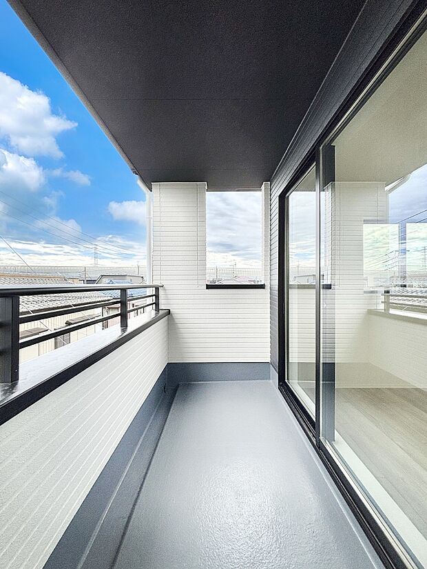 暖かな陽光が降り注ぐバルコニーはお洗濯におすすめ。爽やかな風も心地よいです。 