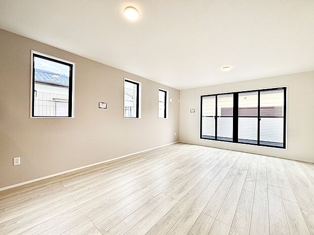 アクセントクロスがお洒落なダイニング。家族でのんびりくつろげる広々スペース。