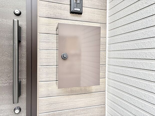 シンプルデザインのポスト。