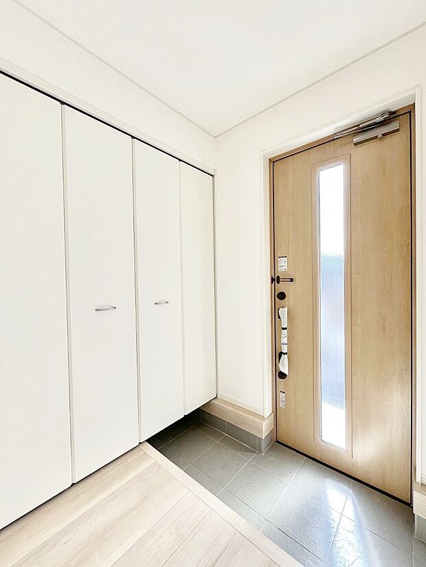 ガラススリットの入った玄関ドアが室内に光を届けてくれます