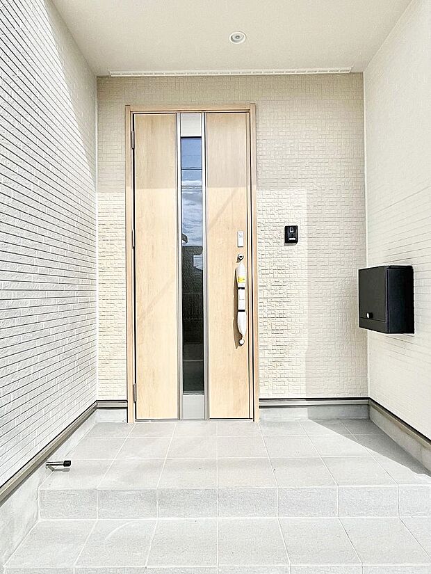 大切な家族、来客を出迎える玄関。玄関前は屋根付きで雨が降っていても濡れにくいです。