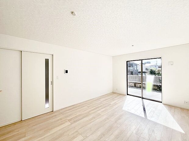 大きな窓からたっぷりの陽光と風を感じられるリビング