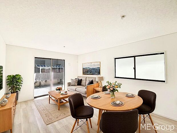 ご家族の賑やかな話し声で包まれる明るいリビング  ※家具はCGです