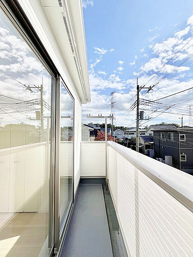 ゆったりバルコニーだから沢山お洗濯ものを干せます。