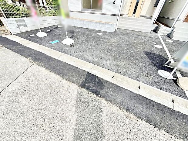 2台(車種による)駐車可!ご家族みんなの自転車も置ける広々カースペース。