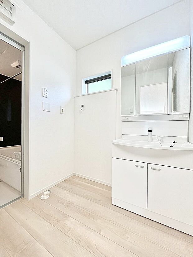 小窓がついているので湿気の多い場所でも換気が十分行えます。毎日の身支度を気持ち良く!