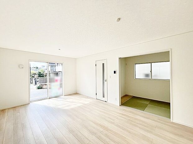 自然光が取り込まれ、家族団らんの場所を明るく演出