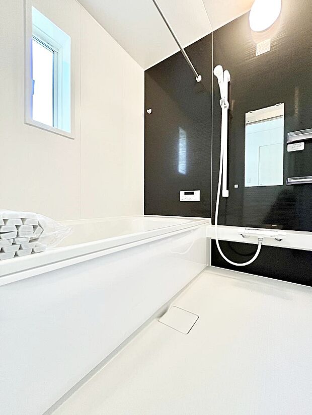 一日の疲れを癒してくれる明るい清潔感のあるバスルーム