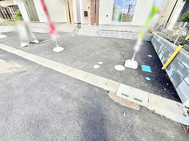 2台(車種による)駐車可!ご家族みんなの自転車も置ける広々カースペース。