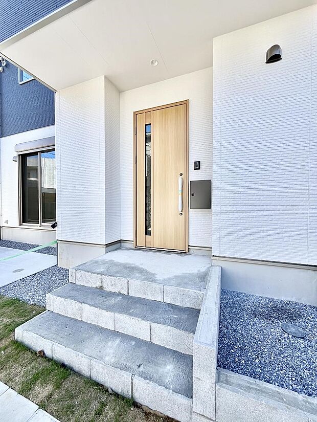 大切な家族、来客を出迎える玄関。