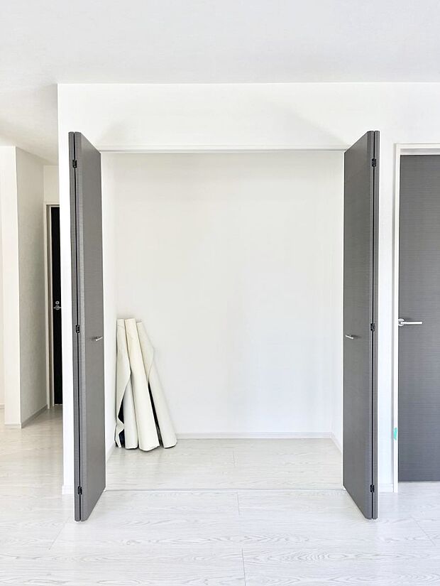 リビング収納。ここに収納があると物が集まるLDKがスッキリ片付きそうですね。  