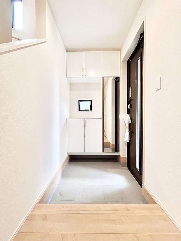 下駄箱はご家族の写真や季節のインテリアで飾り棚として演出できます