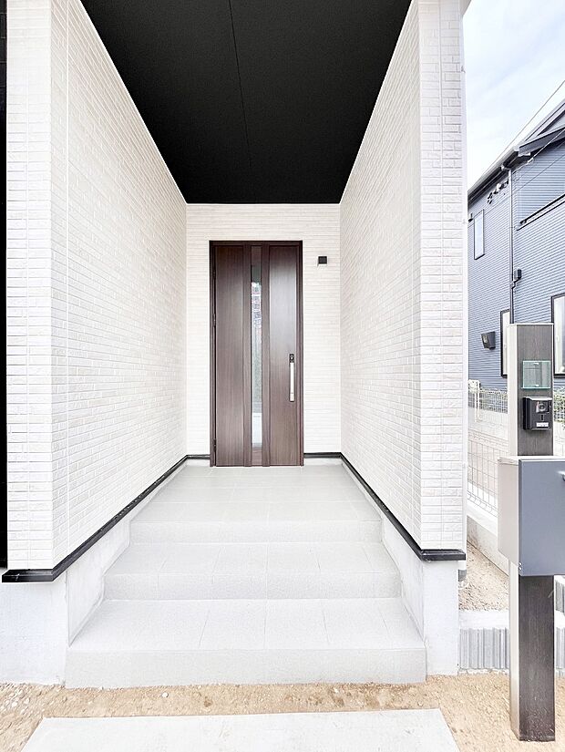 玄関前は雨が降っても濡れにくい屋根付き