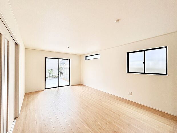 たくさんの窓からたっぷりの陽光と風を感じられるリビング