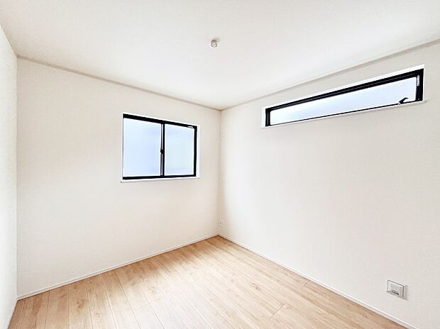 窓からのやさしい光が心地よいプライベートルーム