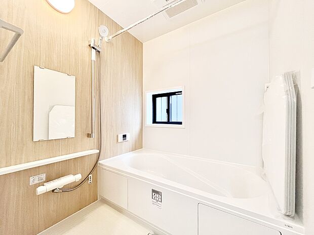 一日の疲れを癒してくれる明るい清潔感のあるバスルーム