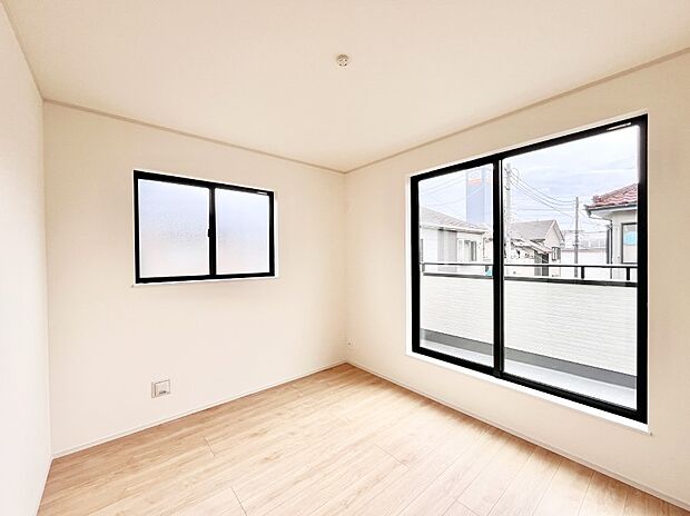 バルコニーが開放感をプラスしてくれる洋室