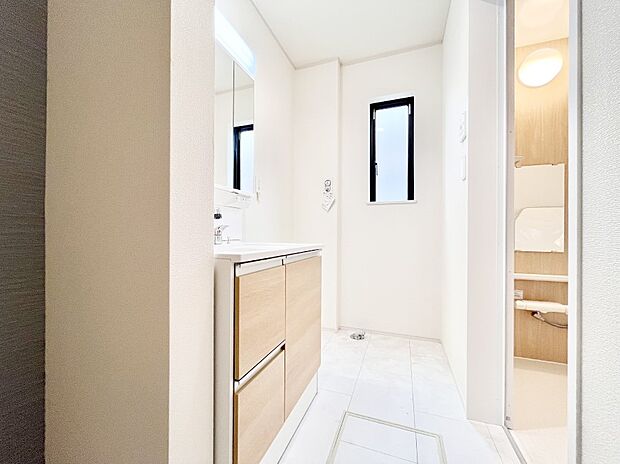 清潔感ある洗面化粧室で朝の身支度も快適