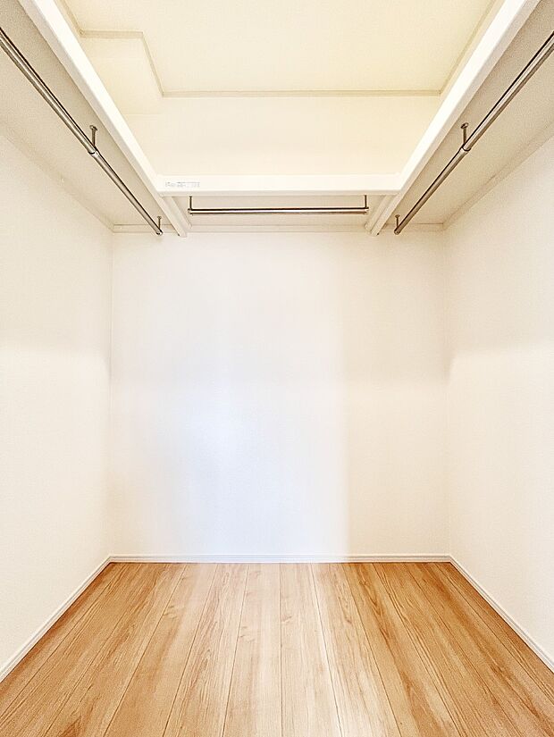 ウォークインクローゼットの活用で生活空間スッキリ