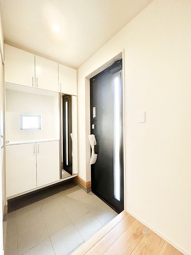 明るい玄関はお客様をお出迎えするのにぴったりです！ 