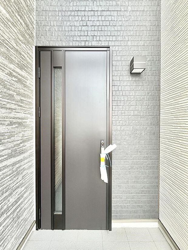 玄関前は雨が降っても濡れにくい屋根付き