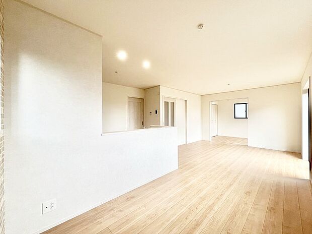 明るい陽光が注ぎ、寛ぎの雰囲気に満たされるリビング・ダイニング。 