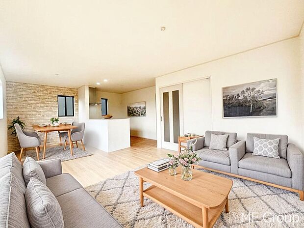 ご家族の賑やかな話し声で包まれる明るいリビング  ※家具はCGです