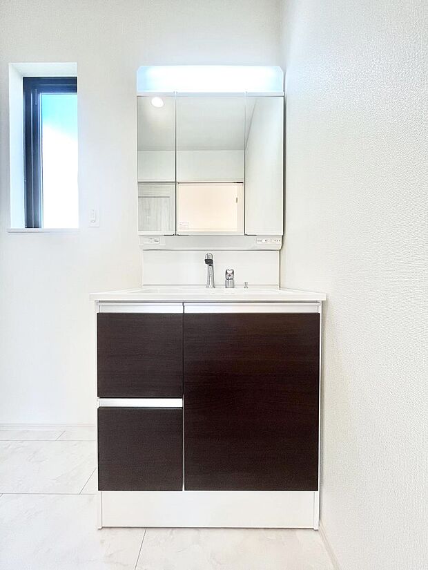 大きく見やすい三面鏡で清潔感ある洗面台は、身だしなみチェックや肌のお手入れにおすすめです。 