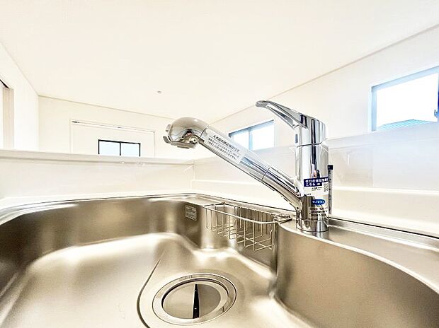 いつでも清潔なおいしいお水を。一つの水栓で水道水と浄水を使い分け。