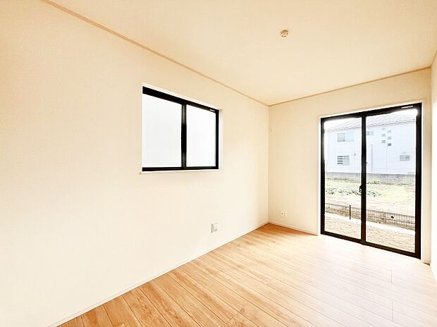 リビングの隣にある洋室。扉を開放して広く利用することも可能です。