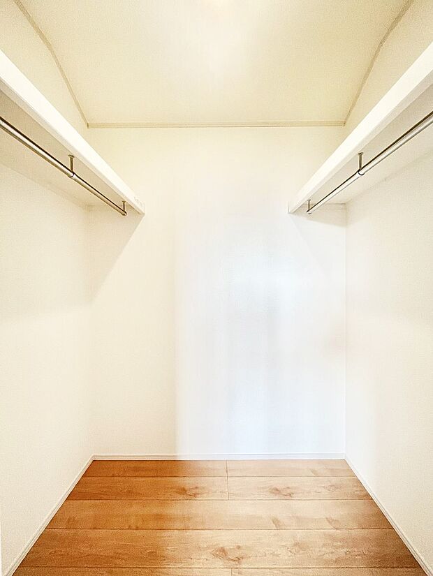 ウォークインクローゼット付きで生活空間を広く利用できます。