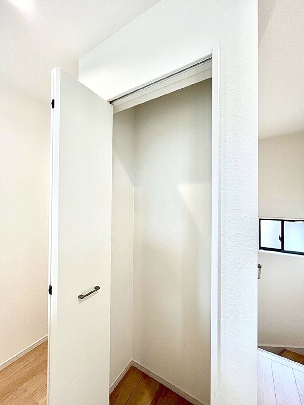 廊下収納。掃除道具や季節の小物を収納することができます。