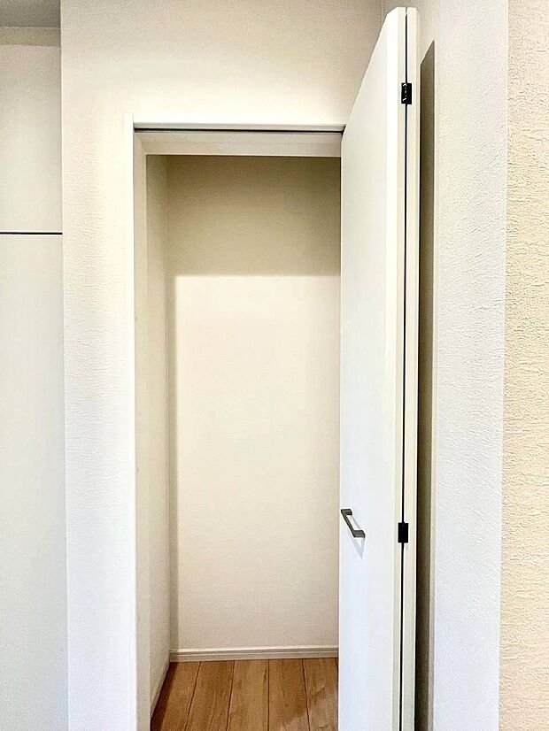 玄関ホール収納です。掃除道具やお出かけ用グッズの収納に便利です。