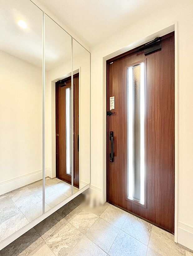 ガラススリットの入った玄関ドアが室内に光を届けてくれます