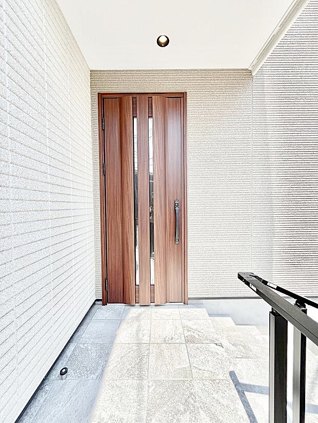 大切な家族、来客を出迎える玄関。玄関前は屋根付きで雨が降っていても濡れにくいです。