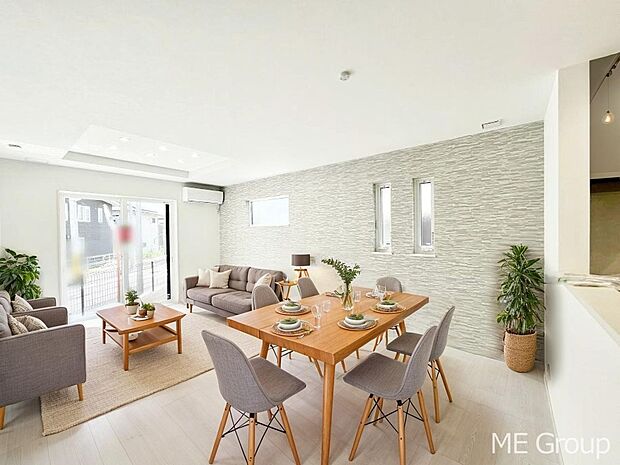 ご家族の賑やかな話し声で包まれる明るいリビング ※家具はCGです