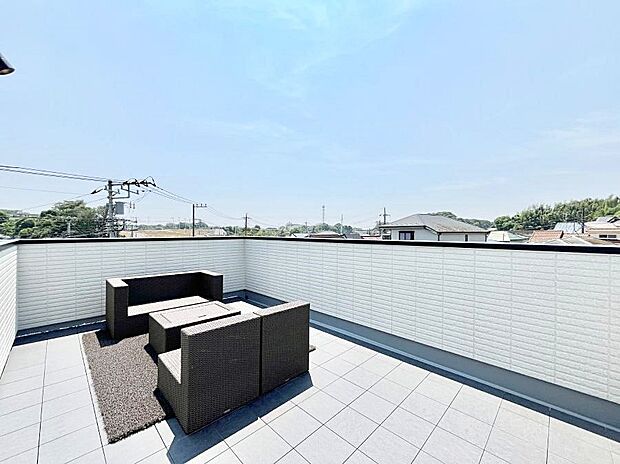 スカイバルコニー。眺めも良く、大きな洗濯物も広げて干せます。
