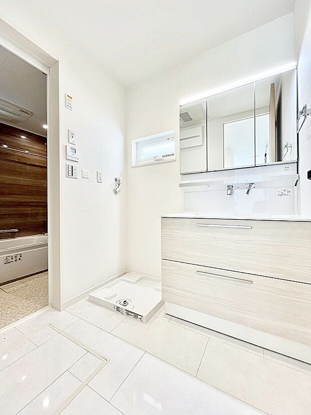 洗面所はゆとりのあるスペースで、身支度や入浴後のスキンケアも心に余裕をもってできそうです。