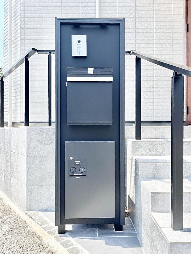 表札・インターホン・ポスト・宅配BOXをひとつに集約。エントランスになじむシンプルデザイン。